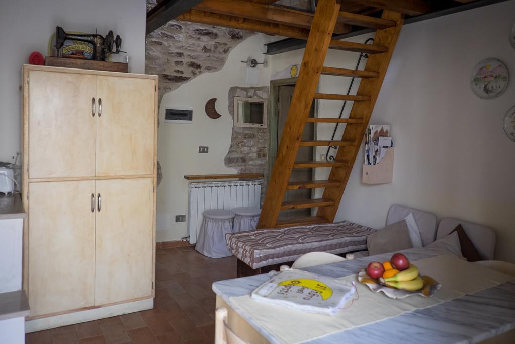 Appartamenti Turistici Vicolo S. Chiara Sassoferrato Exterior foto