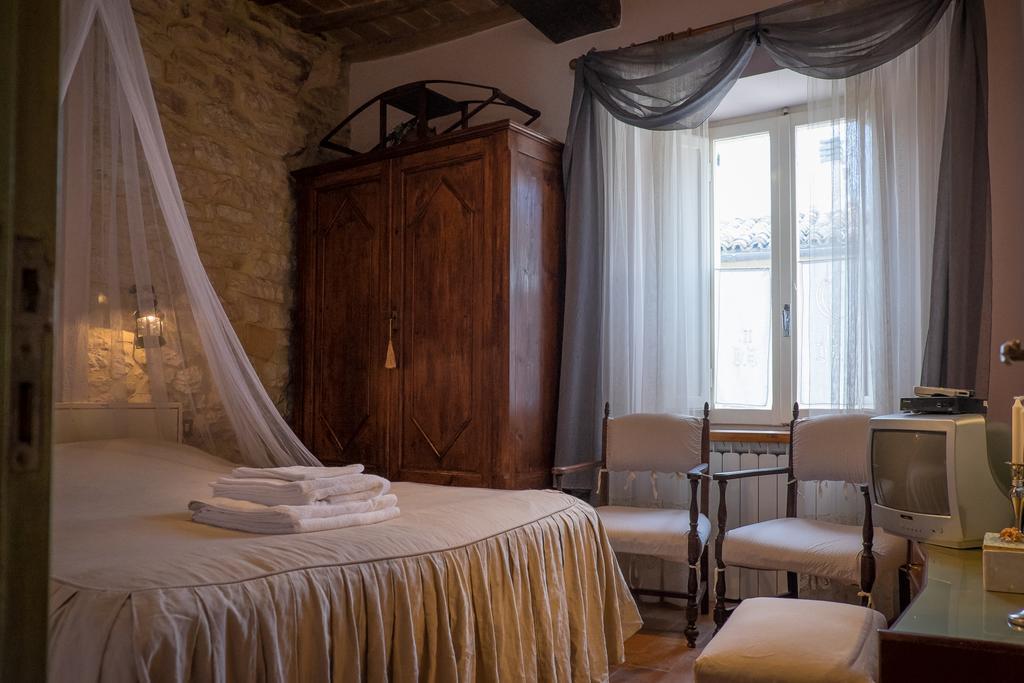 Appartamenti Turistici Vicolo S. Chiara Sassoferrato Exterior foto