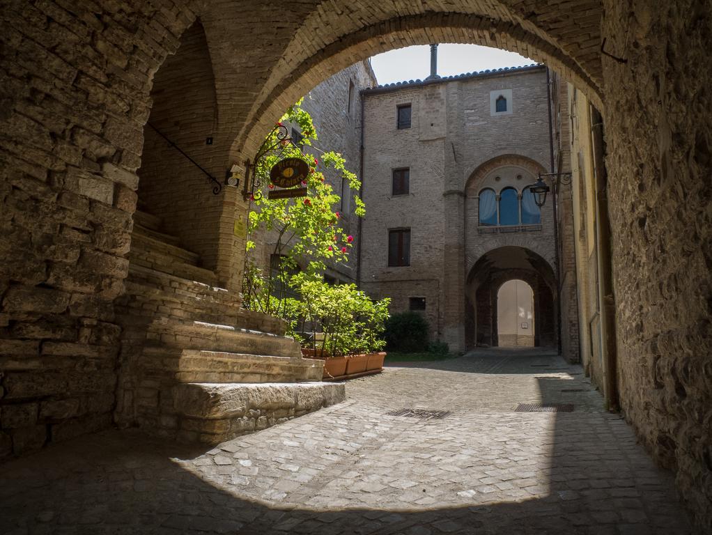 Appartamenti Turistici Vicolo S. Chiara Sassoferrato Exterior foto