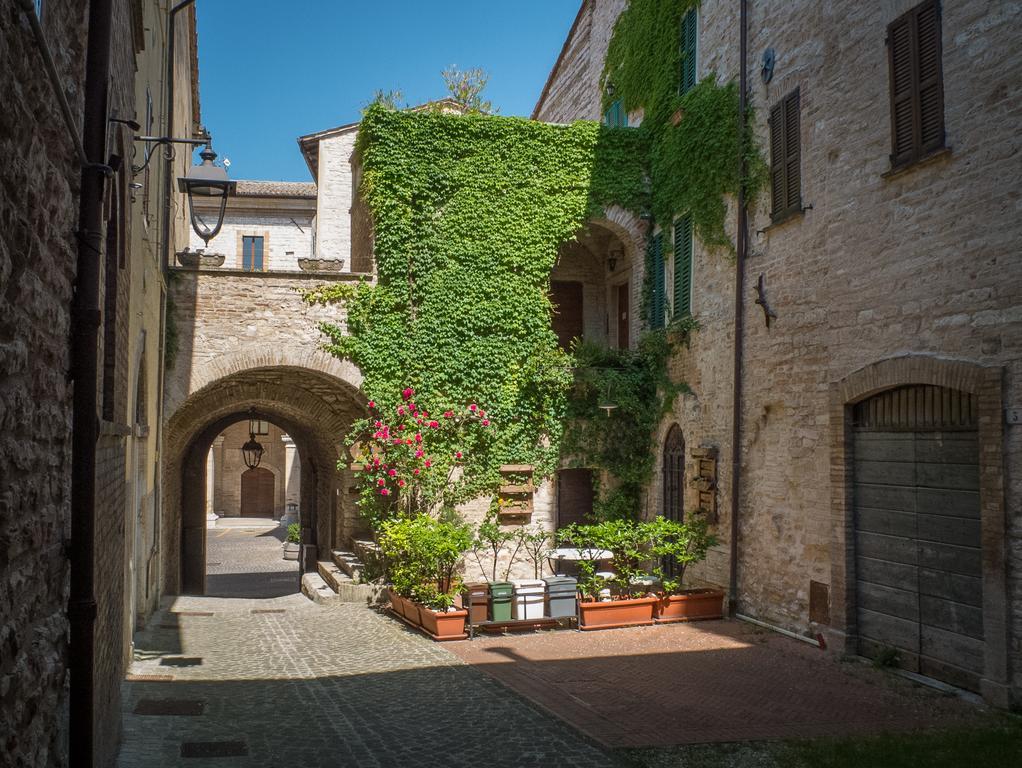 Appartamenti Turistici Vicolo S. Chiara Sassoferrato Exterior foto