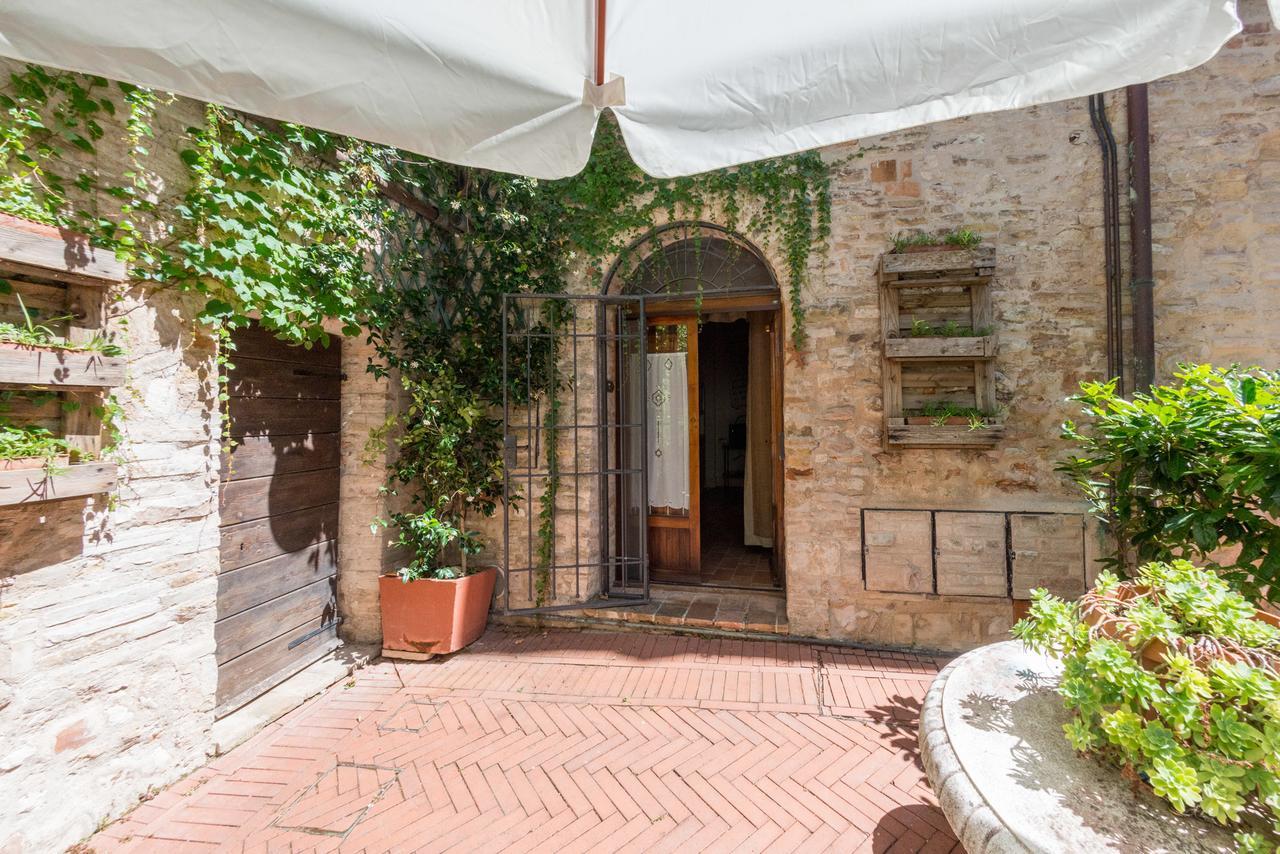 Appartamenti Turistici Vicolo S. Chiara Sassoferrato Exterior foto