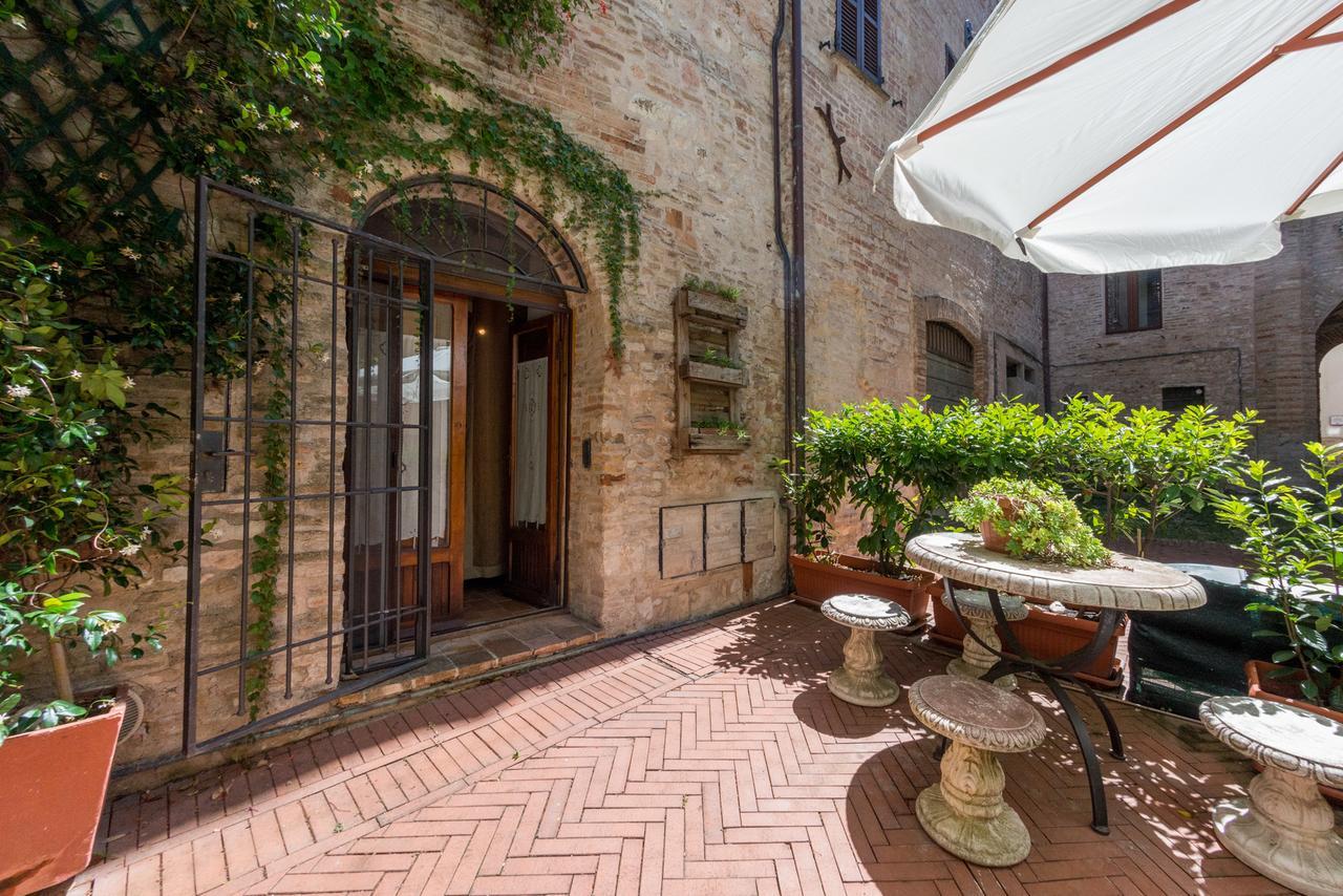 Appartamenti Turistici Vicolo S. Chiara Sassoferrato Exterior foto