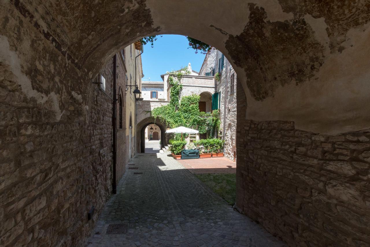 Appartamenti Turistici Vicolo S. Chiara Sassoferrato Exterior foto